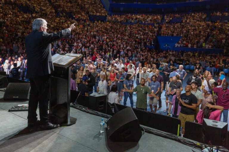 Aussies Pack Perth Venue To Hear God’s Word