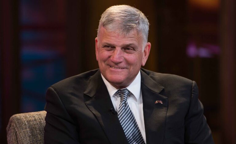 700 People Give Their Lives to Christ during Franklin Graham’s ‘God Loves You’ U.K. Tour
