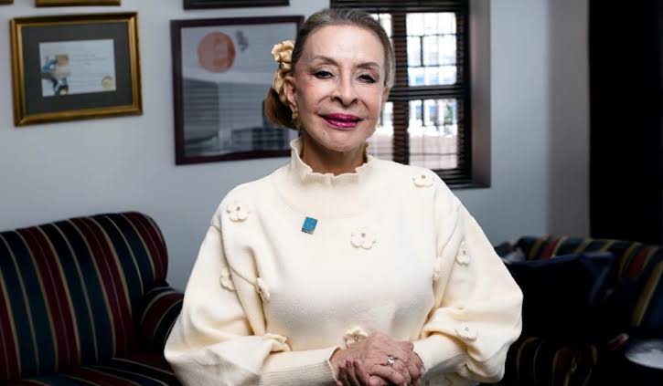 Lyda Elena Arias receiving Colombian Senate award for Christian leadership
